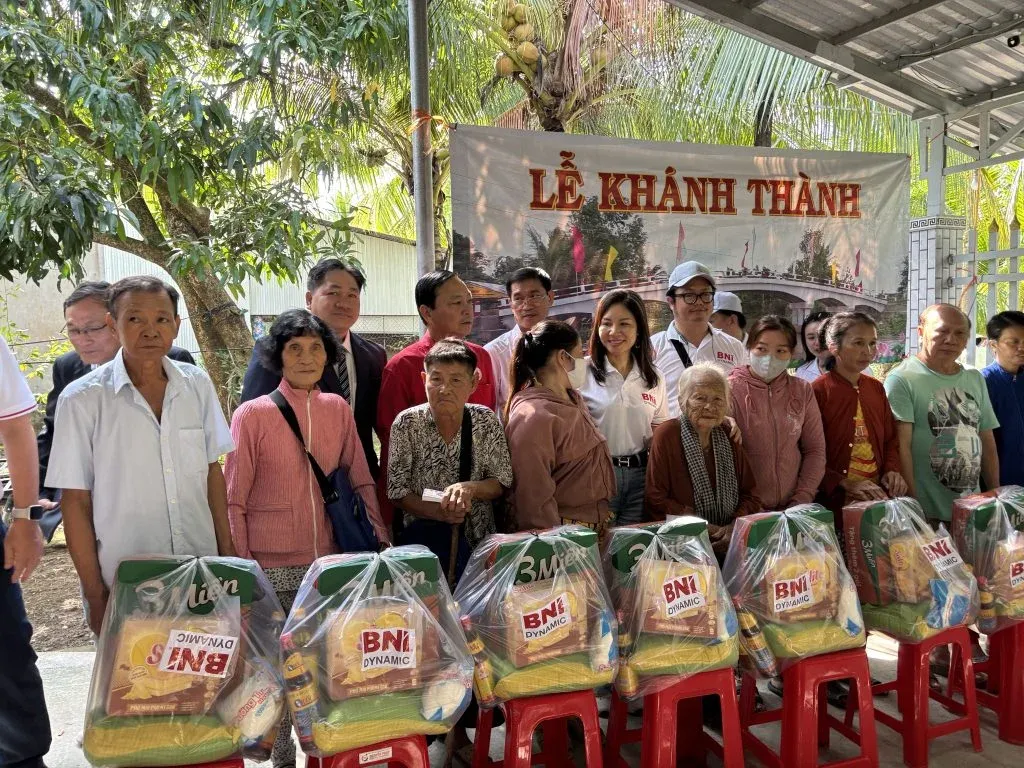 Trao quà cho các hộ nghèo tại xã